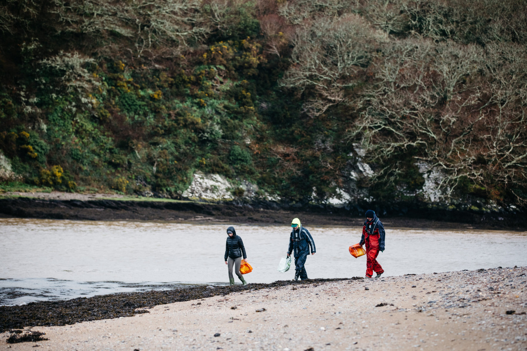 COS volunteers clean up a beach.