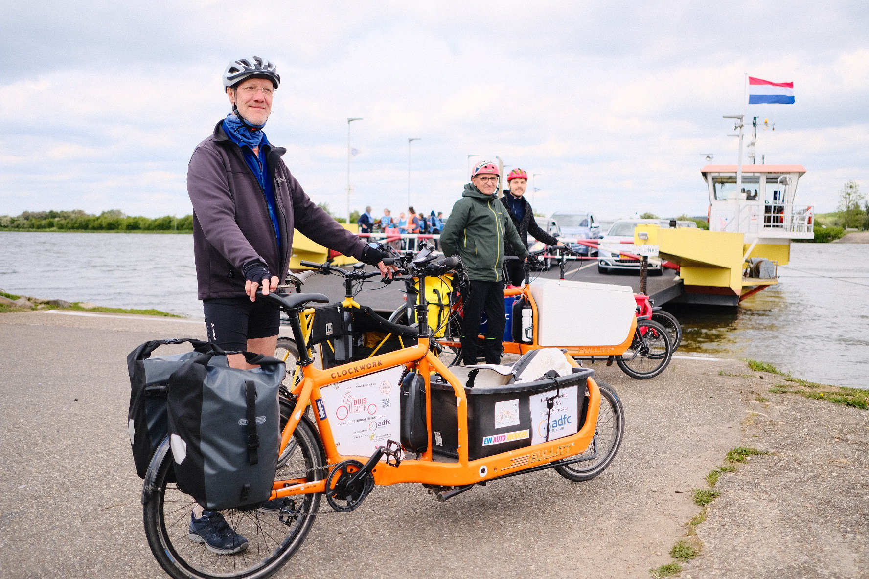 Musicians transport “climate-neutral” chocolate bars by bike. 