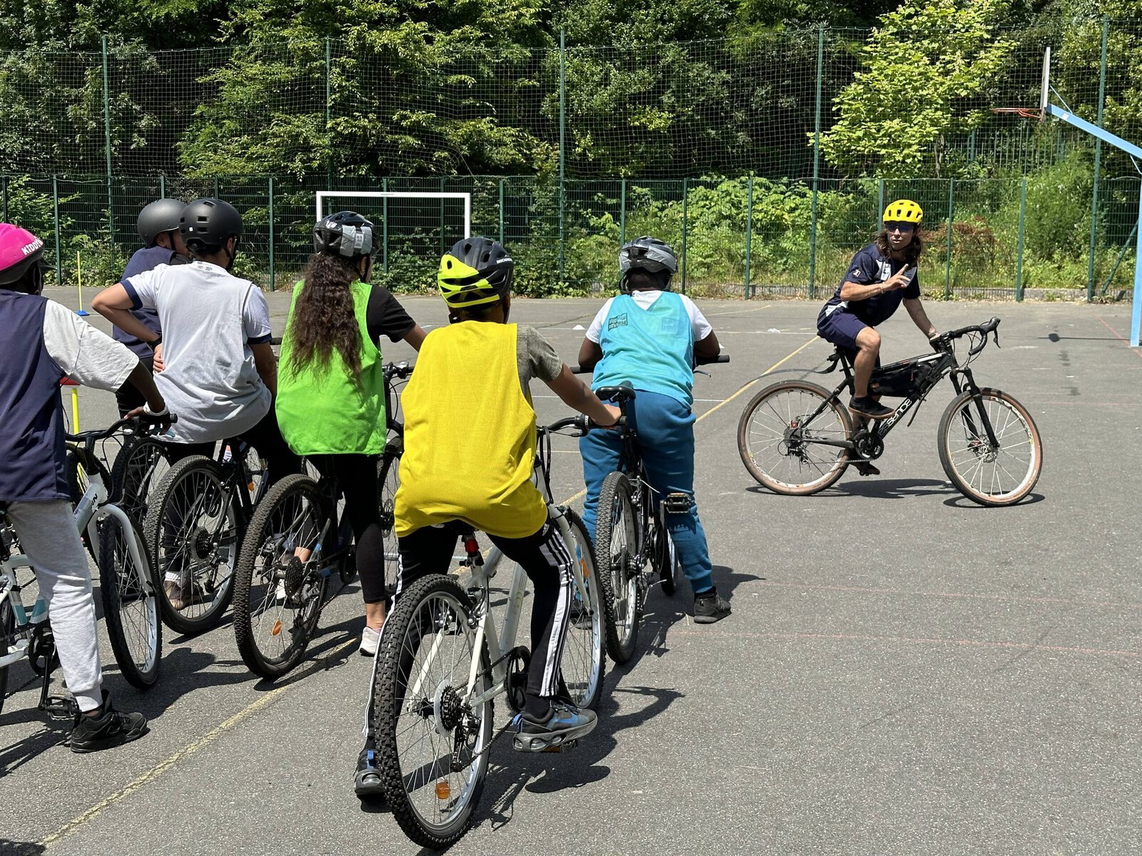 Cédric le Naour instructs a group of kids on bike safety. 