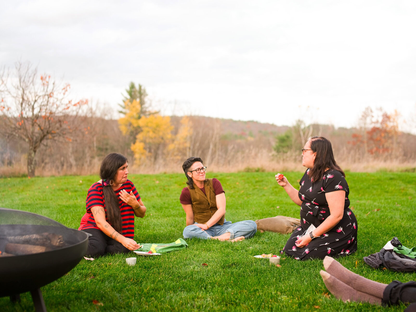 2022 Forge Project Fellow Tania Willard (Secwépemc and settler) and anthropologist Audra Simpson (Kahnawà:ke Mohawk) talk with a guest.