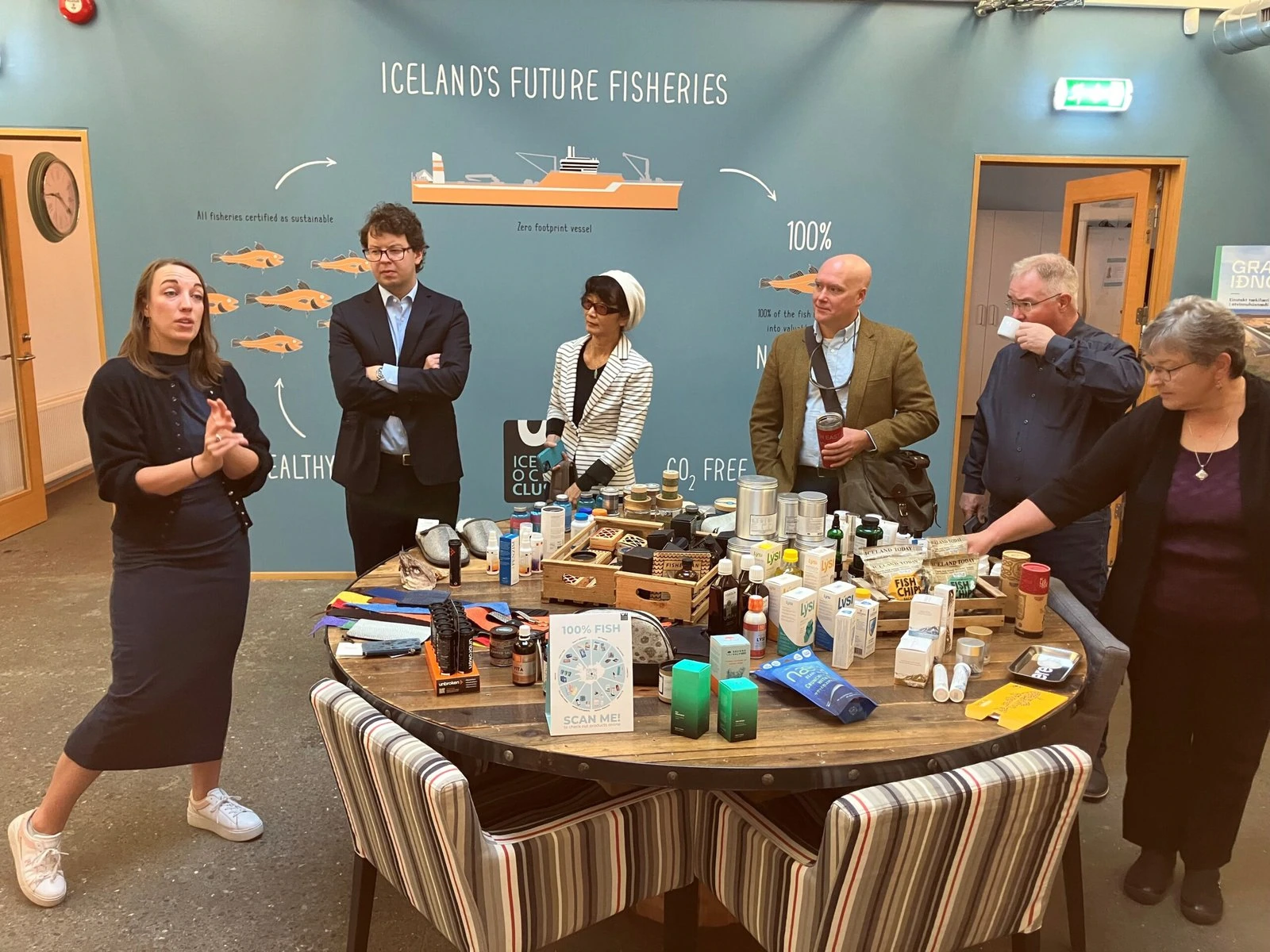 A group of people discuss Iceland's fisheries.