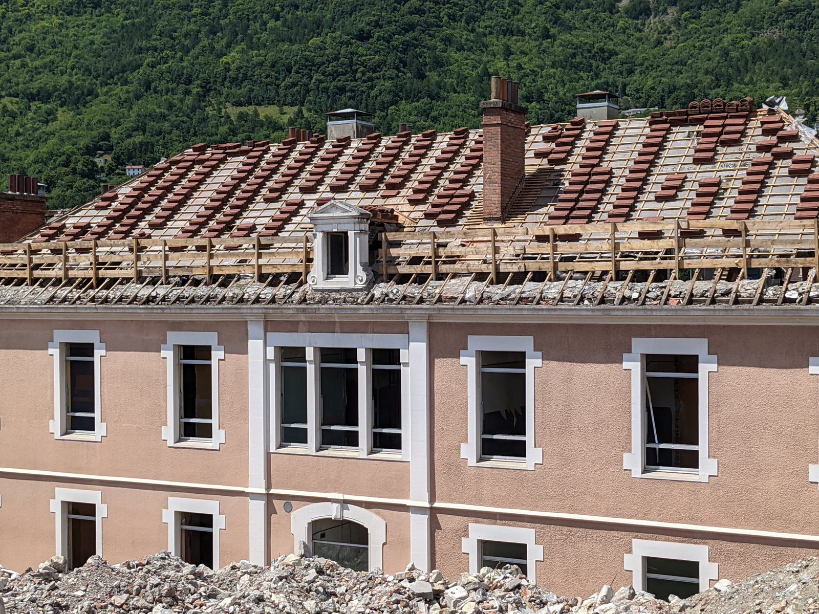 A partly deconstructed roof.