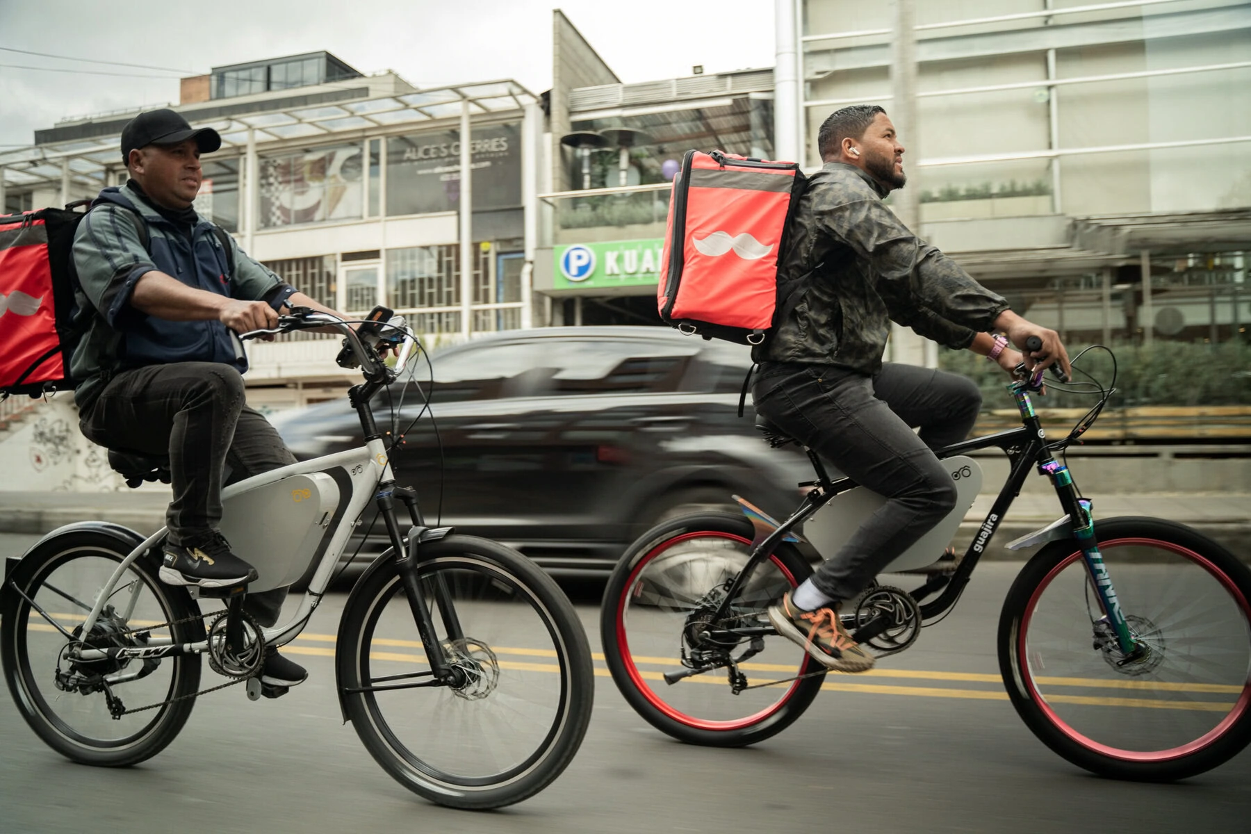 Two delivery drivers riding Guajira e-bikes.